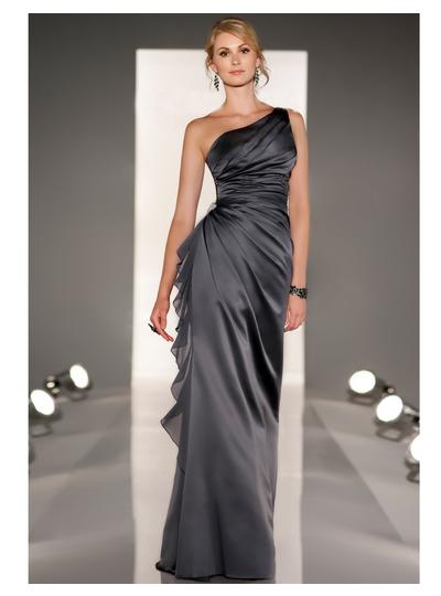 Lång grå satinklänning med en bar axel